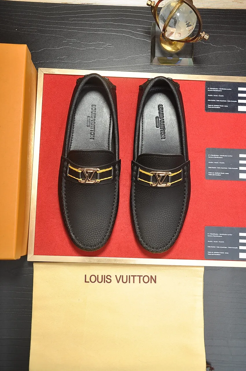 Men's men's shoes 💰420💶 [LV Doudou shoes] (sheepskin lining) new model is on the market, available on the official website. The new Doudou shoes are processed into single-color materials, and the uppers are made of imported cowhide material. The body of the shoe is fully hemmed with mark thread, and is lined with imported original cowhide leather. The elegant shoe shape is super suitable for all-matching, and the size is 38-44.